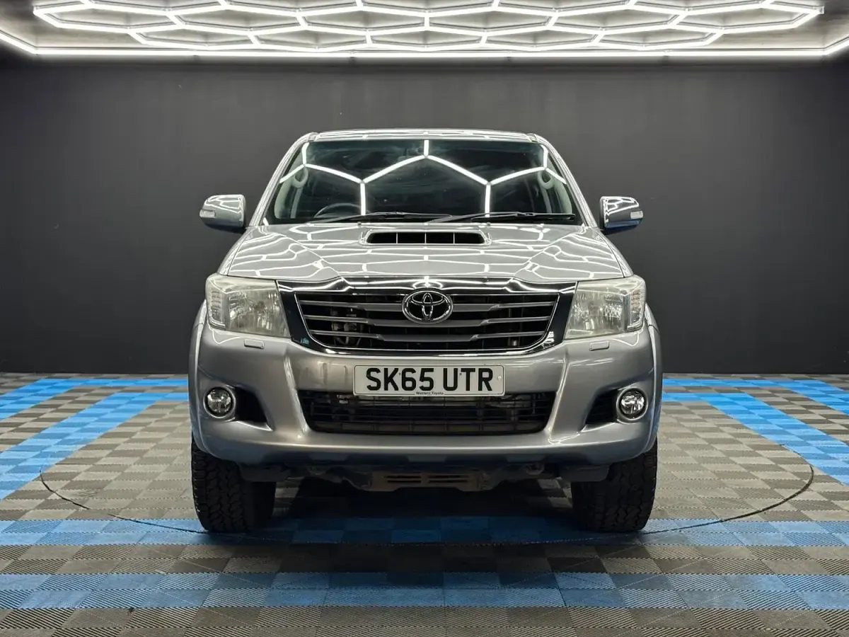 Used Toyota HiLux 144 HP (105 kW) 2015 Silver Pickup