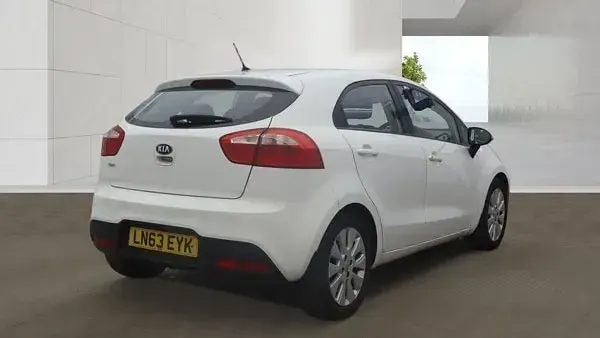 Used Kia Rio 84 HP (61 kW) 2013 White Hatchback