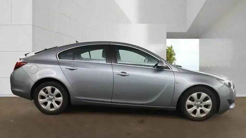 Used Vauxhall Insignia S 140 HP (102 kW) 2015 Silver Hatchback