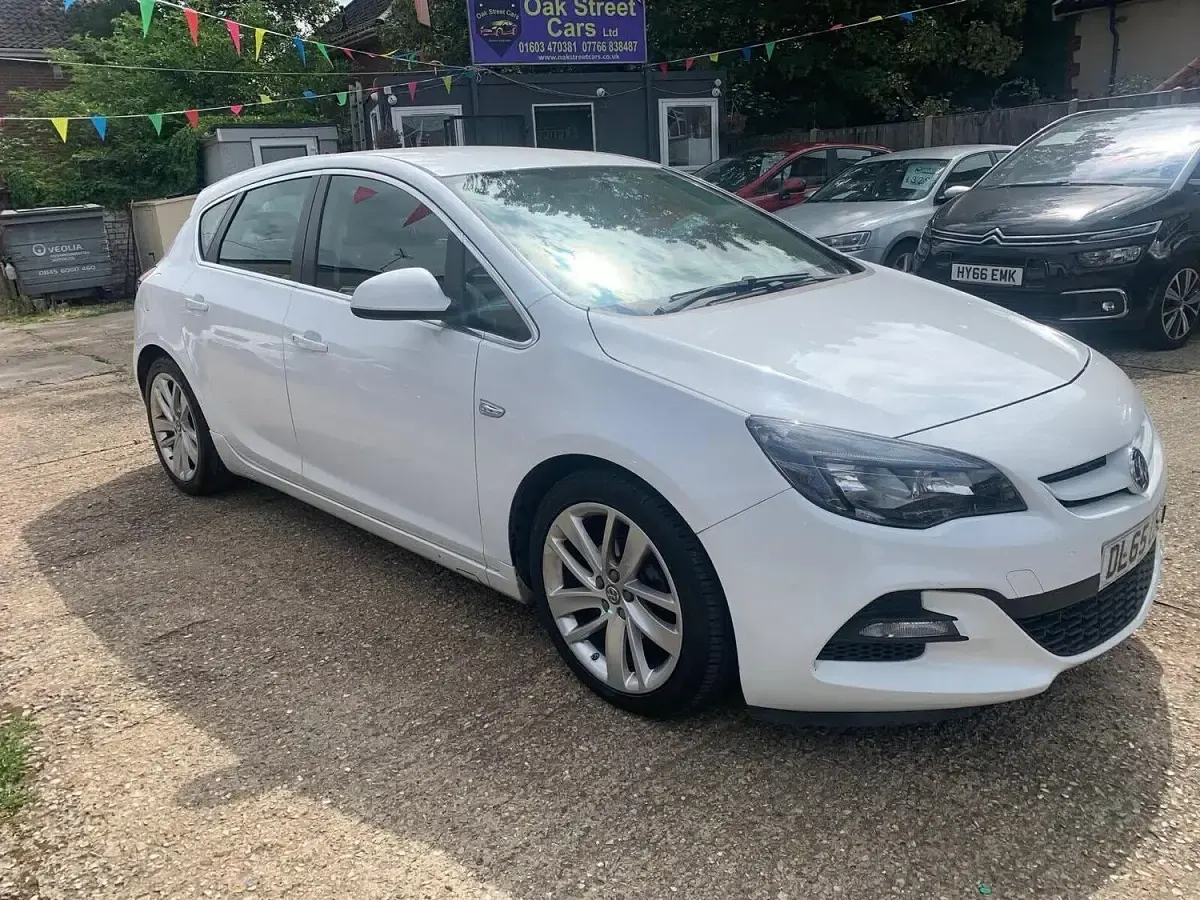 Used Vauxhall Astra 2015 White Hatchback