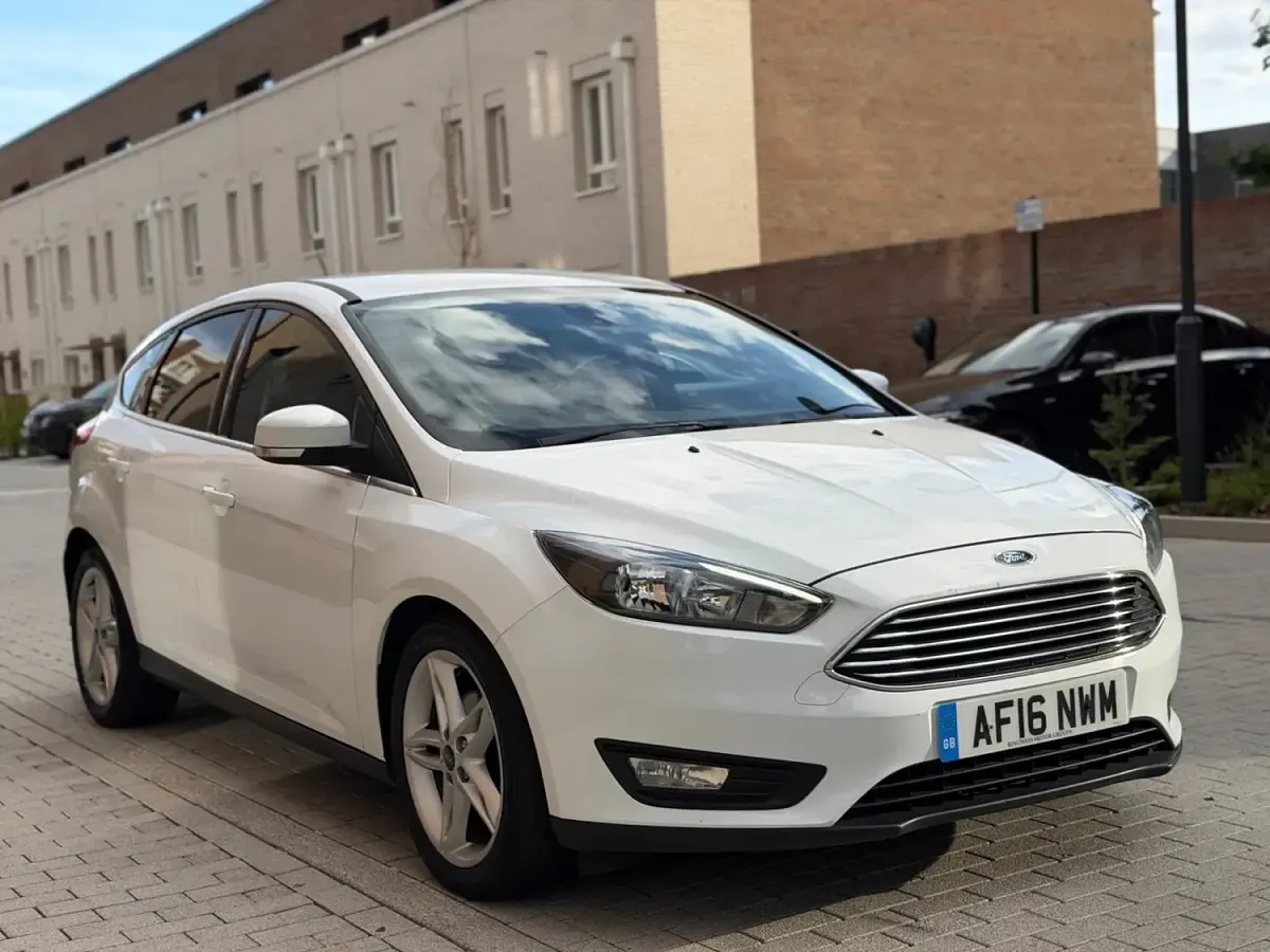 Used Ford Focus Zetec 125 HP (91 kW) 2016 White Hatchback