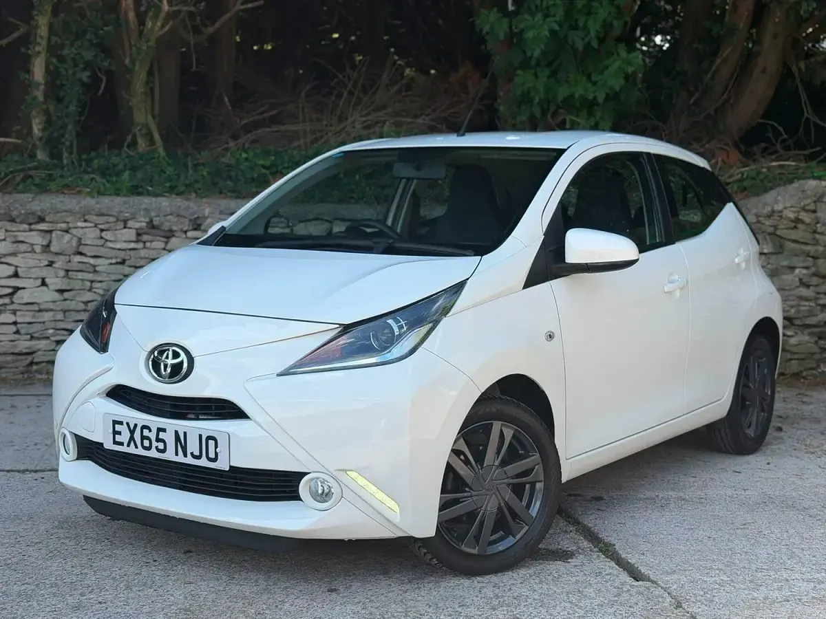 Used Toyota Aygo x-press 69 HP (50 kW) 2015 White Hatchback