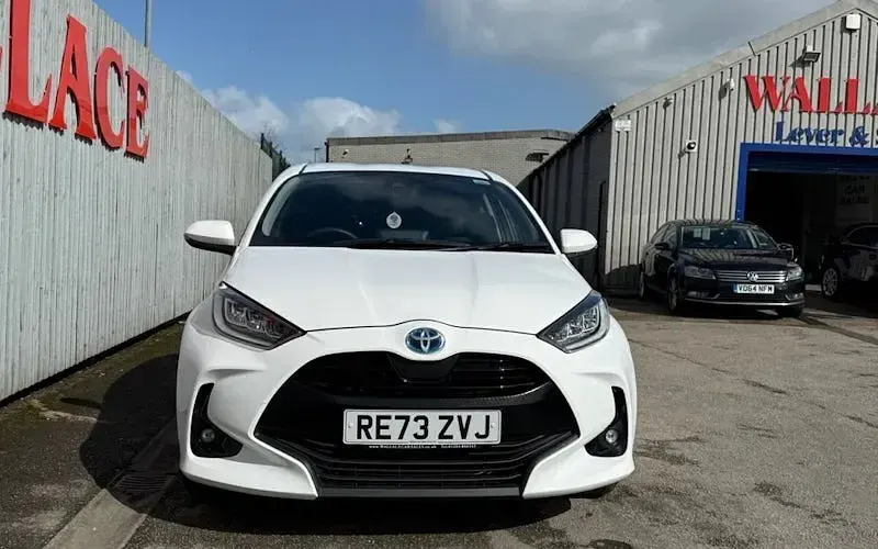 Used Toyota Yaris Design 116 HP (85 kW) 2023 White Hatchback