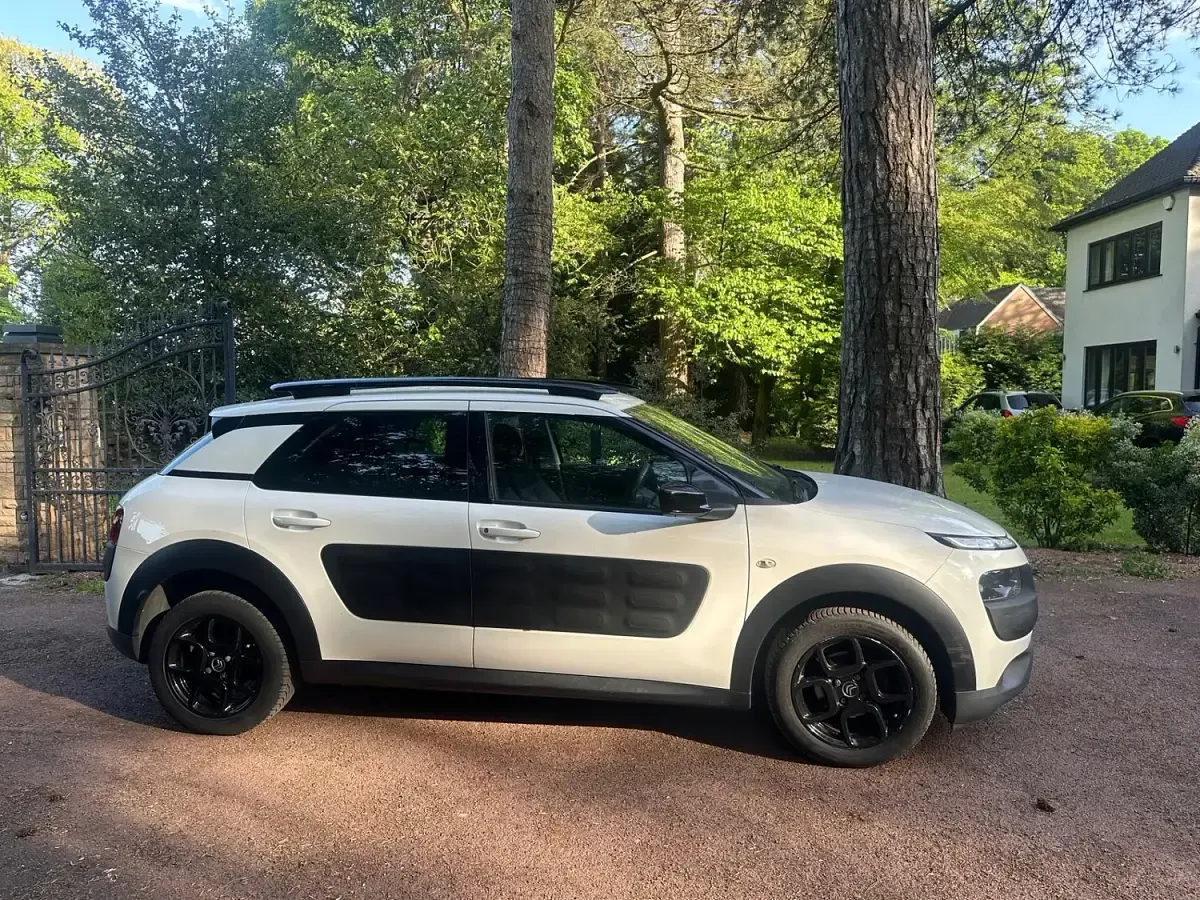 Used Citroën C4 Cactus Feel 82 HP (60 kW) 2014 White Hatchback