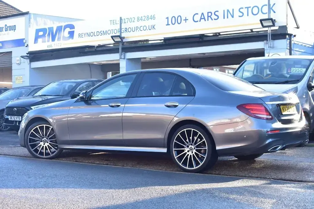 Usado Mercedes E350 AMG line 286 HP (210 kW) 2020 Cinzento Sedan