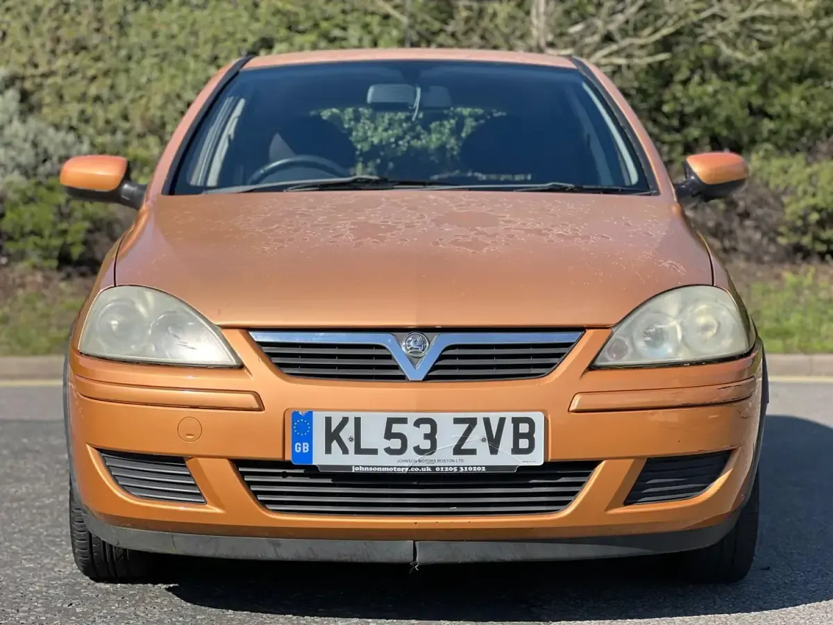 Begagnad Vauxhall Corsa Design Edition 79 HK (58 kW) 2003 Guld Halvkombi