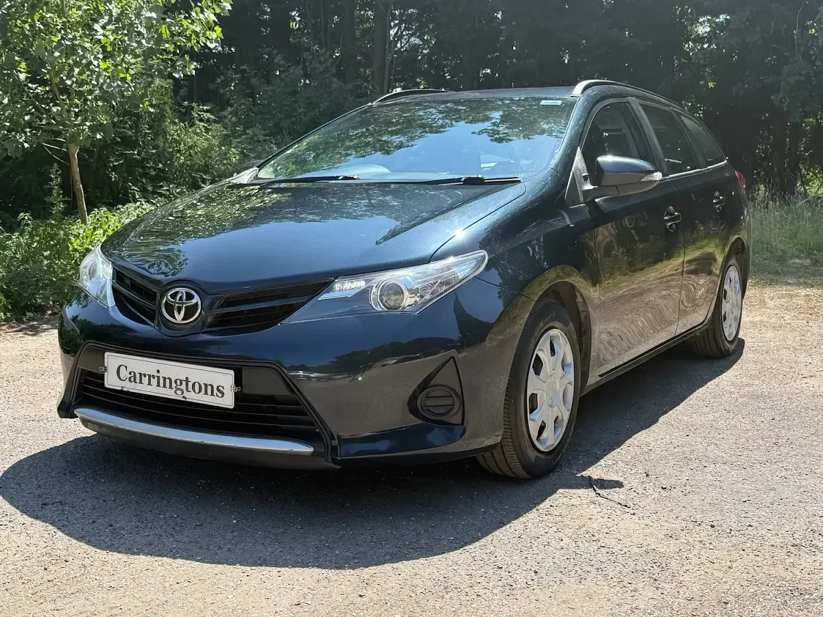 Used Toyota Auris Active 90 HP (66 kW) 2015 Grey Estate