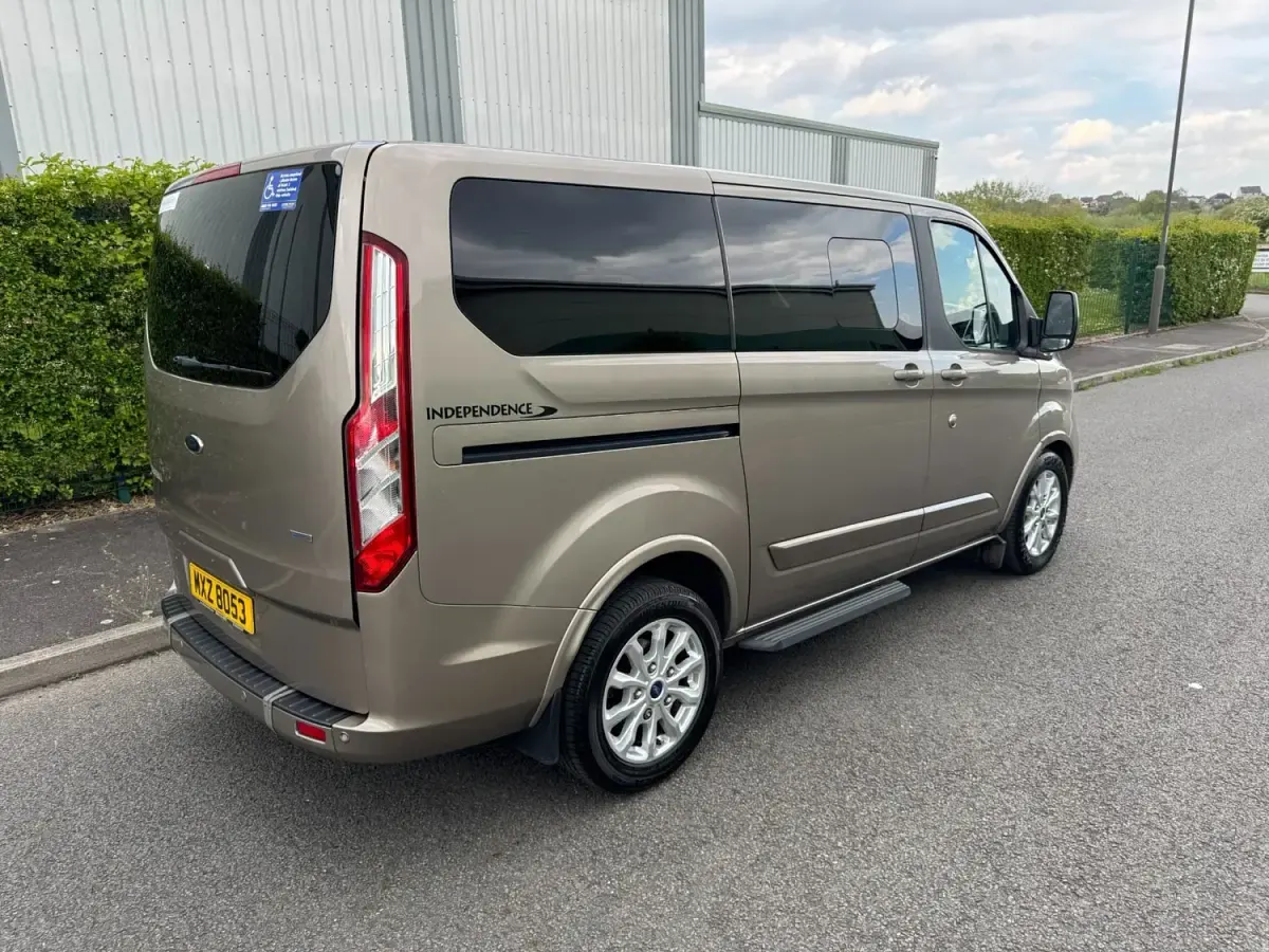 Usado Ford Transit Titanium 130 CV (95 kW) 2019 Plateado Monovolumen