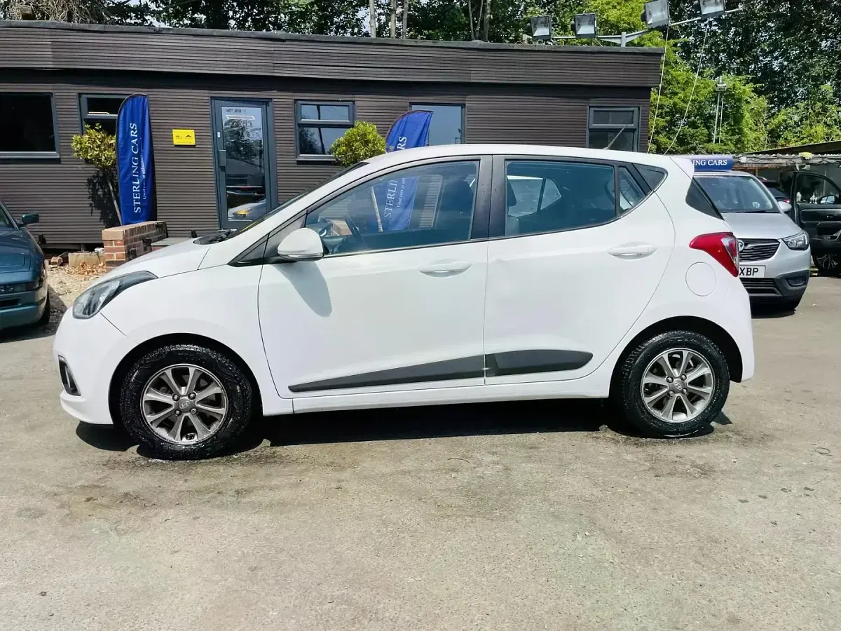 Used Hyundai i10 Premium 87 HP (63 kW) 2015 White Hatchback