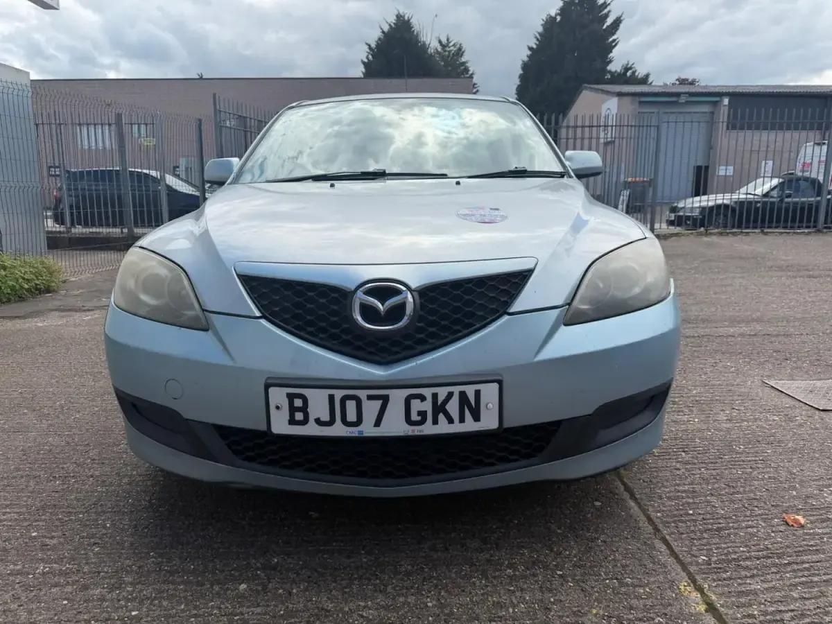 Usado Mazda 3 105 HP (77 kW) 2007 Prateado Citadino