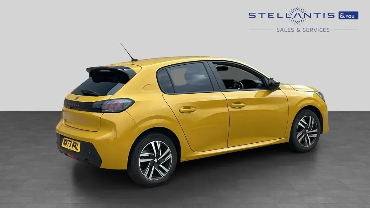 Used Peugeot 208 Active+ 99 HP (72 kW) 2023 Yellow Hatchback