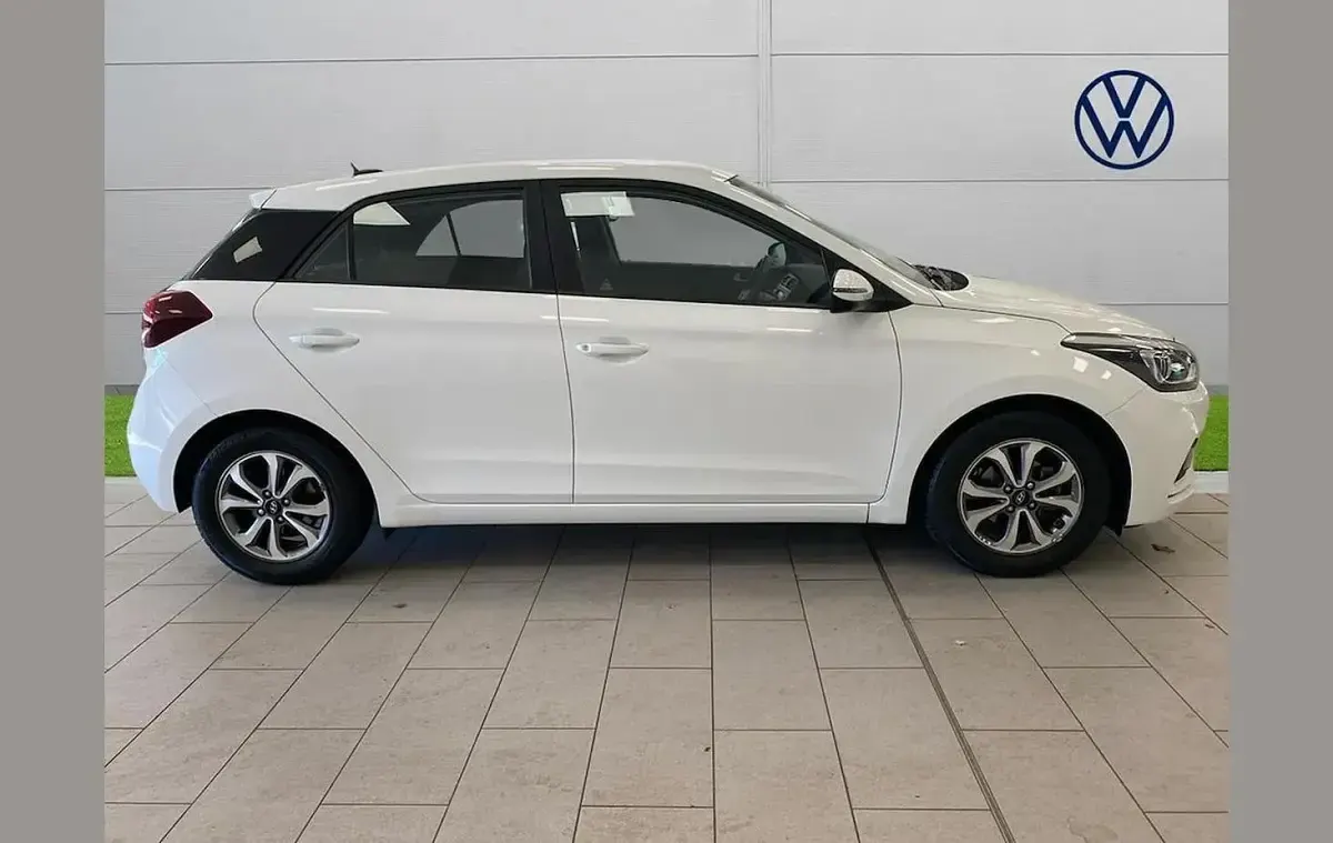 Używany Hyundai i20 SE 84 KM (61 kW) 2020 Biały Hatchback