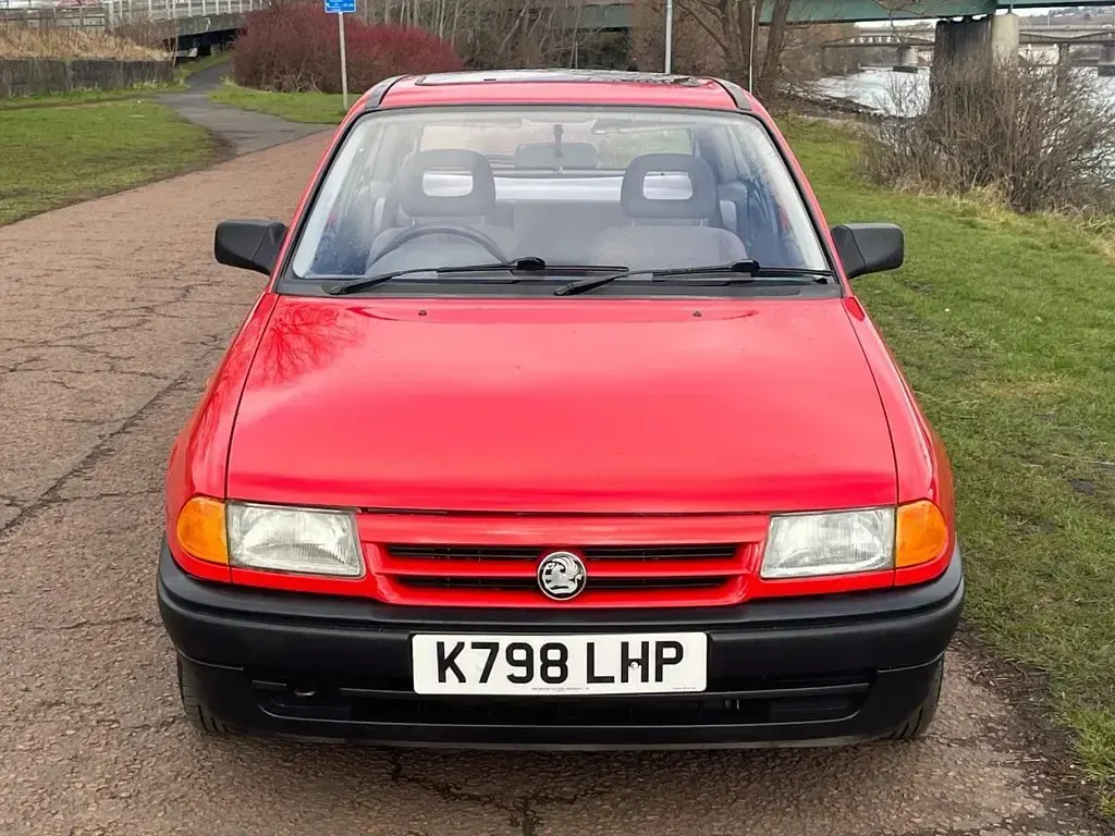 Used Vauxhall Astra 82 HP (60 kW) 1993 Red Hatchback