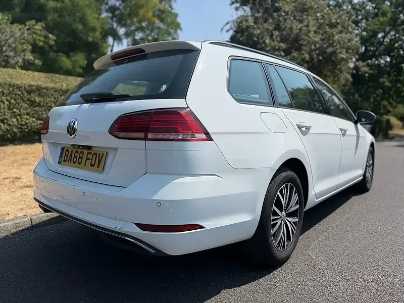 Used VW Golf VII SE 115 HP (84 kW) 2019 White Estate