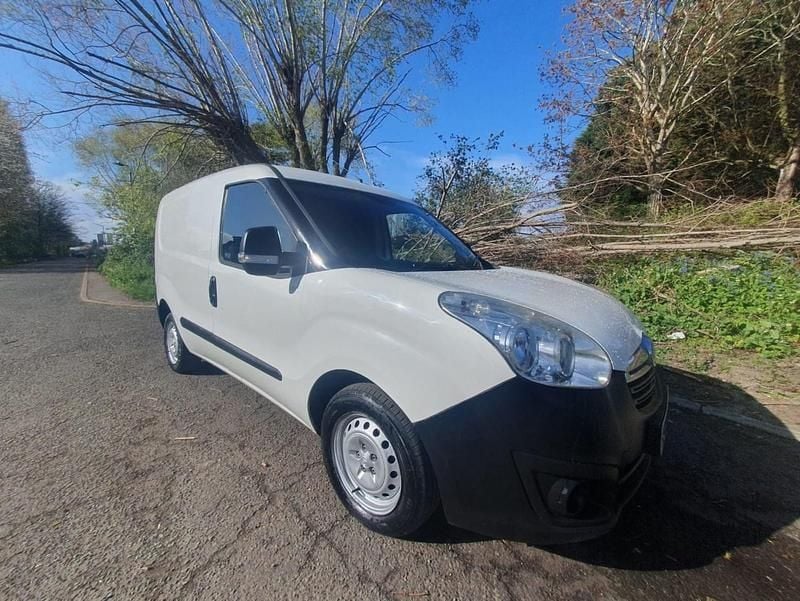 Second-hand Vauxhall Combo 95 CP (69 kW) 2017 Alb Monovolum
