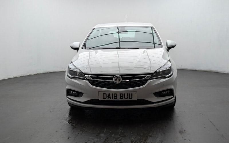 Used Vauxhall Astra Elite 110 HP (80 kW) 2017 White Hatchback