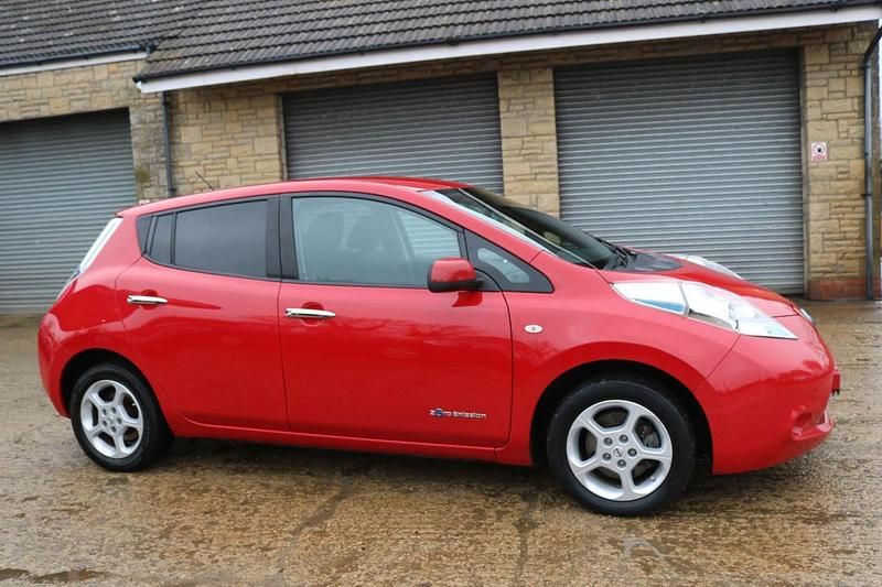 Used Nissan Leaf Acenta 80 kW (109 HP) 2015 Red Hatchback