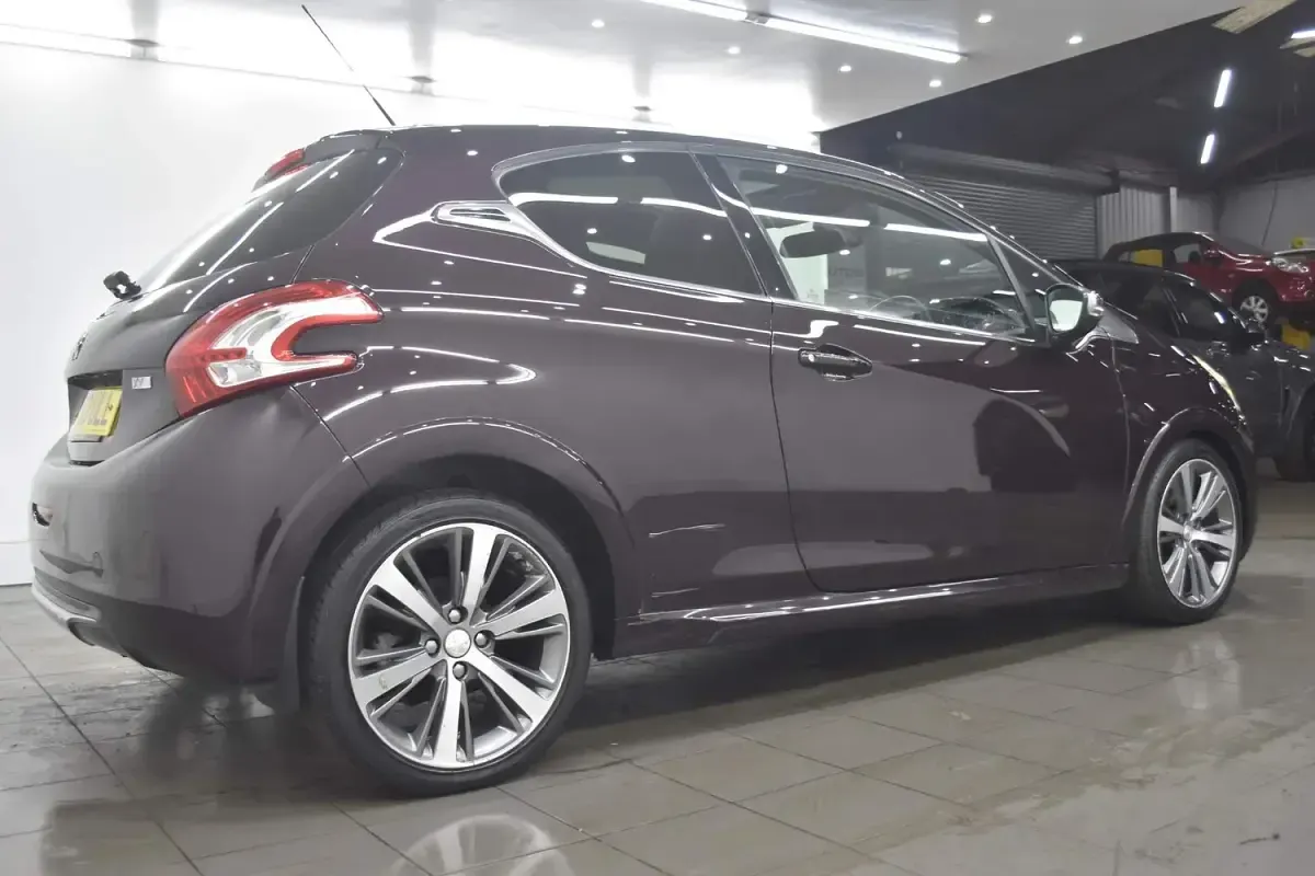 Used Peugeot 208 2013 Mauve/purple Hatchback