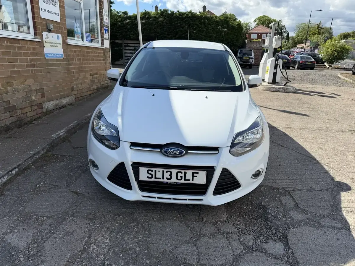 Used Ford Focus Zetec 115 HP (84 kW) 2013 White Hatchback
