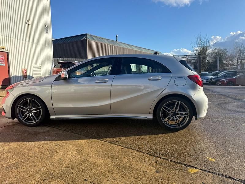Begagnad Mercedes A180 AMG line 2018 Silver Halvkombi