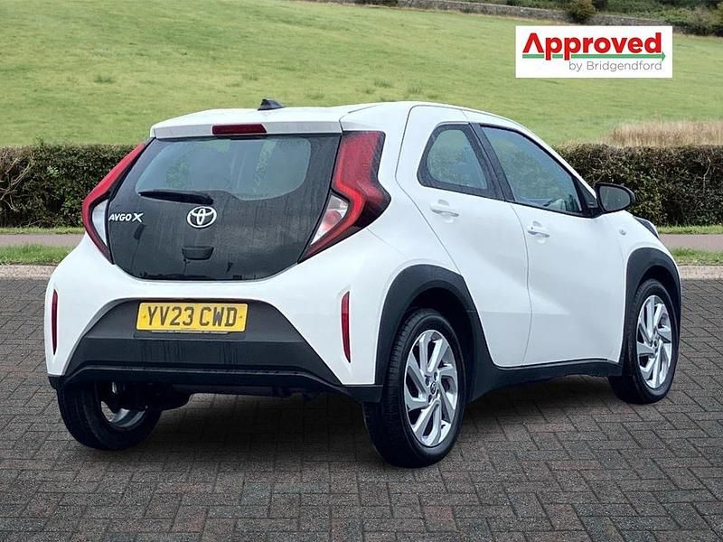 Used Toyota Aygo X PURE 72 HP (52 kW) 2023 White SUV