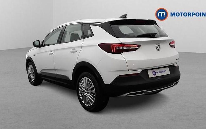Used Vauxhall Grandland X Business Edition 131 HP (96 kW) 2021 White SUV