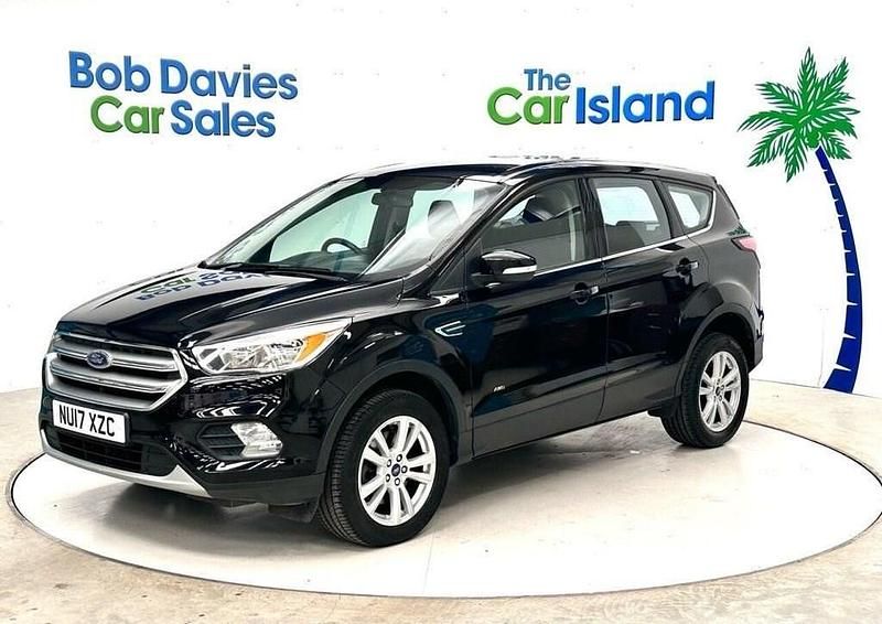 Usado Ford Kuga Zetec 150 HP (110 kW) 2017 Preto SUV