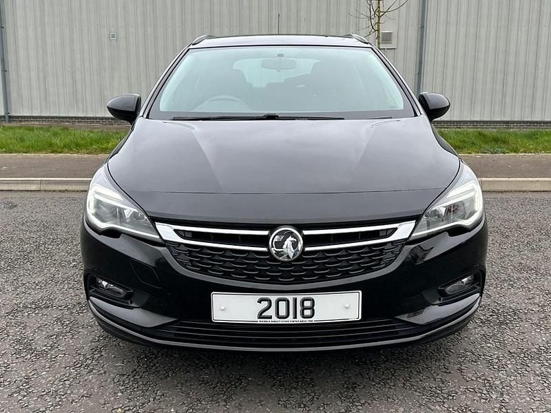 Used Vauxhall Astra Design Edition 109 HP (80 kW) 2018 White Estate