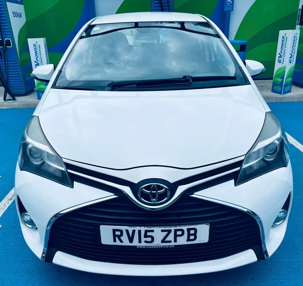 Used Toyota Yaris 99 HP (72 kW) 2015 White Hatchback