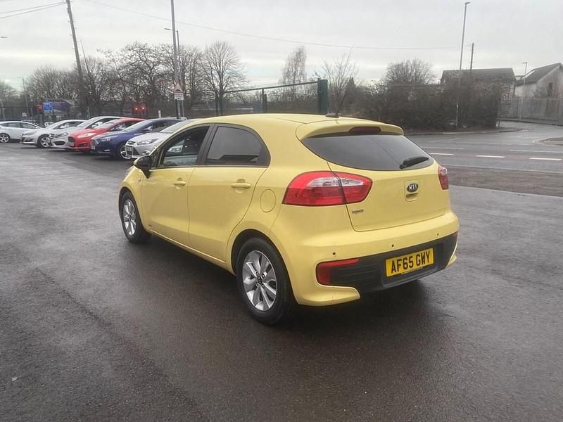 Begagnad Kia Rio 2015 Gul Halvkombi