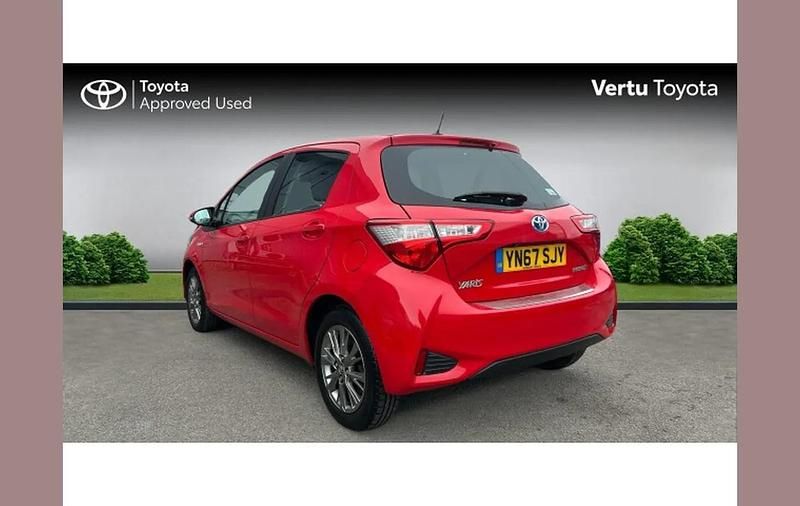 Used Toyota Yaris Hybrid 100 HP (73 kW) 2017 Red Hatchback
