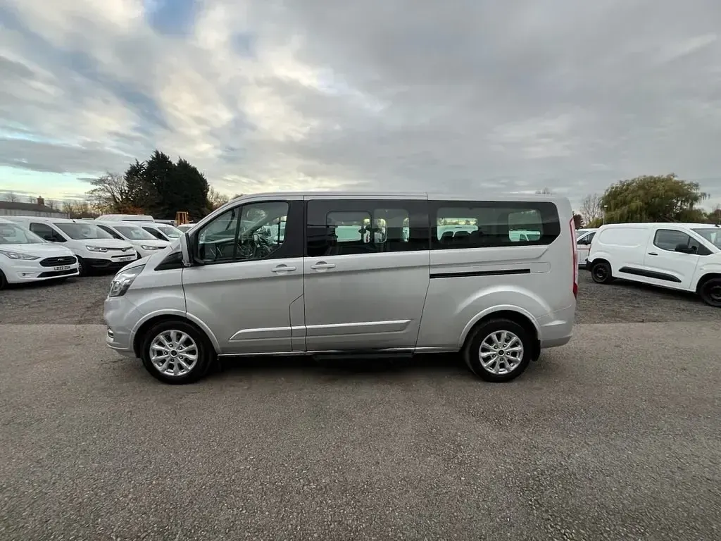 Usado Ford Tourneo Titanium 130 CV (95 kW) 2022 Plateado Monovolumen