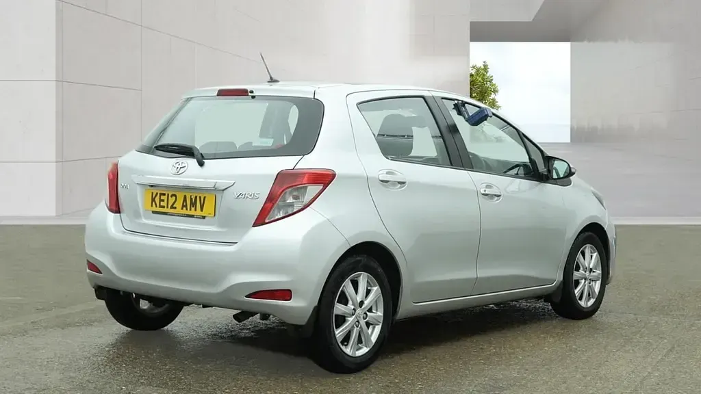 Used Toyota Yaris Multidrive S 99 HP (72 kW) 2012 Silver Hatchback