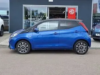 Used Toyota Aygo X-clusiv 72 HP (52 kW) 2018 Blue Hatchback
