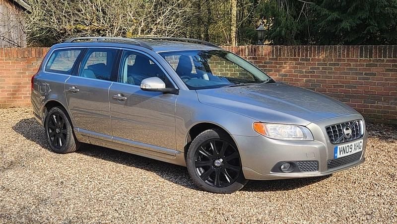 Gold Used 2009 Volvo V70 SE Estate | £1,500 (Super price) - Image 1/4