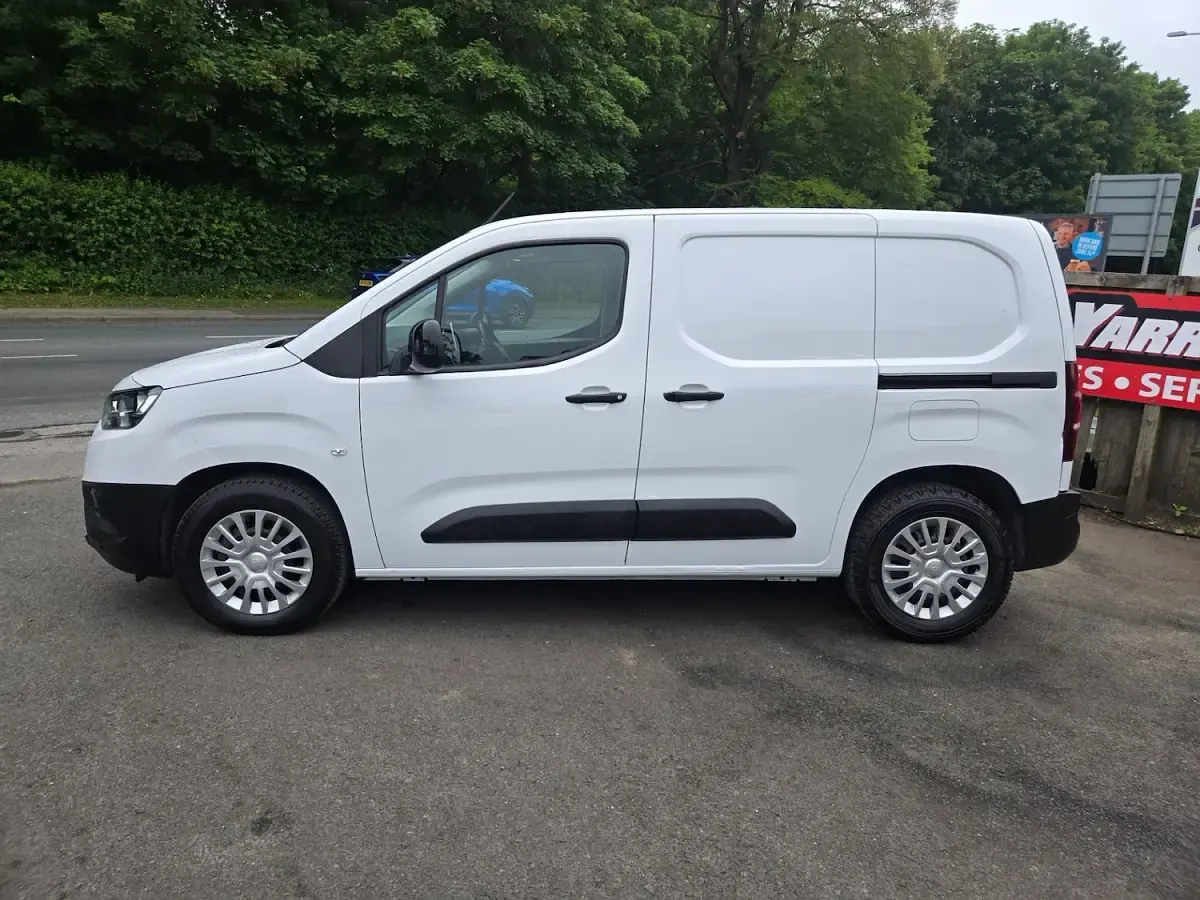 Used Toyota Proace 50 kW (68 HP) 2023 White MPV