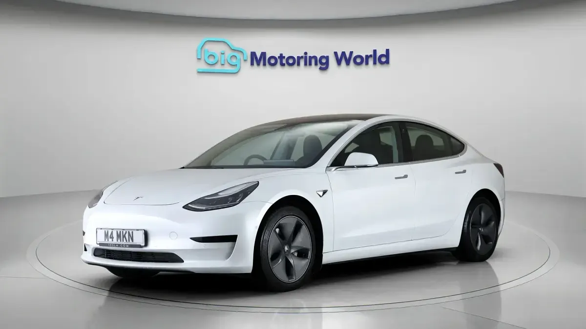 Used Tesla Model 3 Standard Range Plus 222 kW (302 HP) 2020 White Sedan