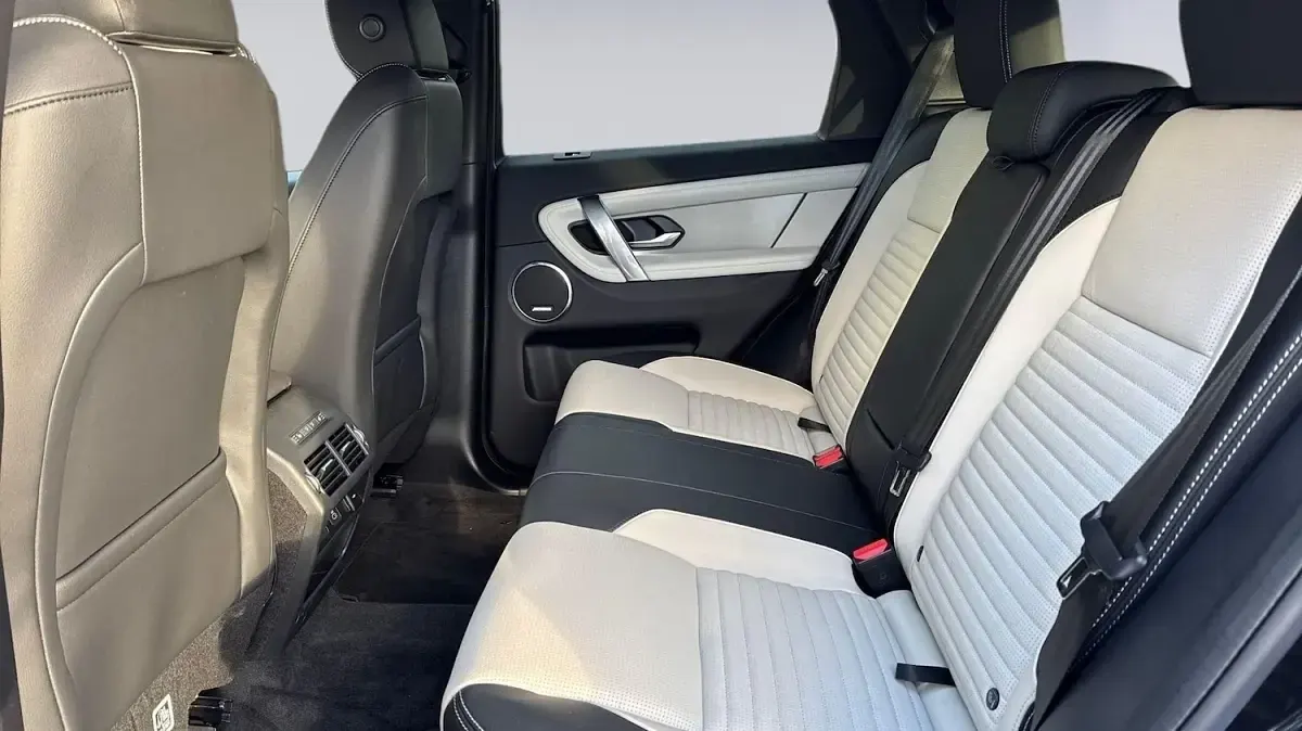 Used Land Rover Discovery 5 SE Dynamic 2026 Santorini black SUV