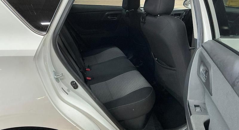 Used Toyota Auris Hybrid Design 2017 White Hatchback