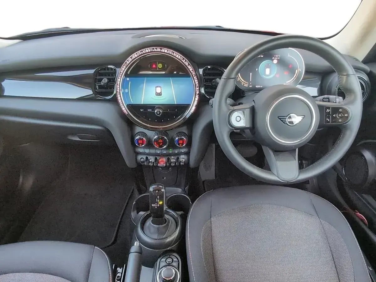 Używany Mini Cooper Classic 134 KM (98 kW) 2023 Czerwony Hatchback