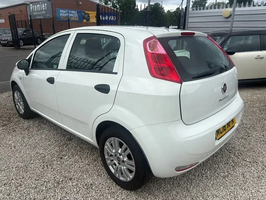 Used Fiat Punto Pop 69 HP (50 kW) 2016 White Hatchback