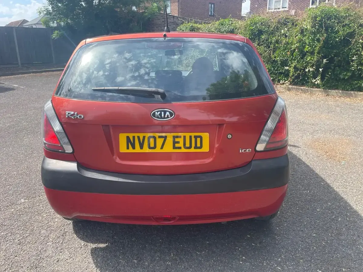 Used Kia Rio 97 HP (71 kW) 2007 Red Hatchback