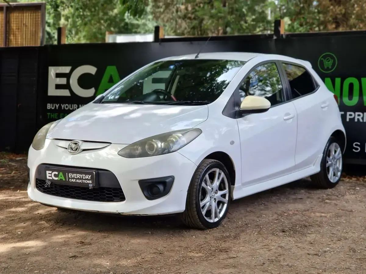 Used Mazda 2 86 HP (63 kW) 2010 White Hatchback