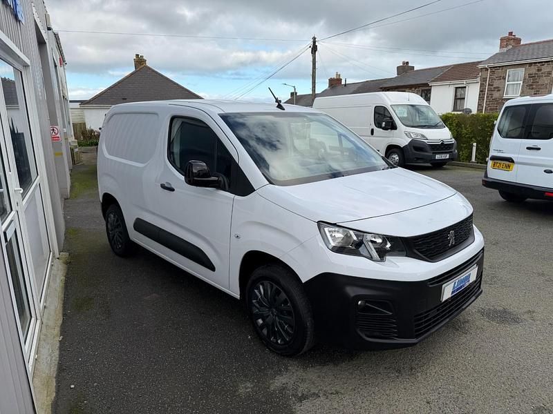 Used Peugeot Partner 100 HP (73 kW) 2022 White MPV