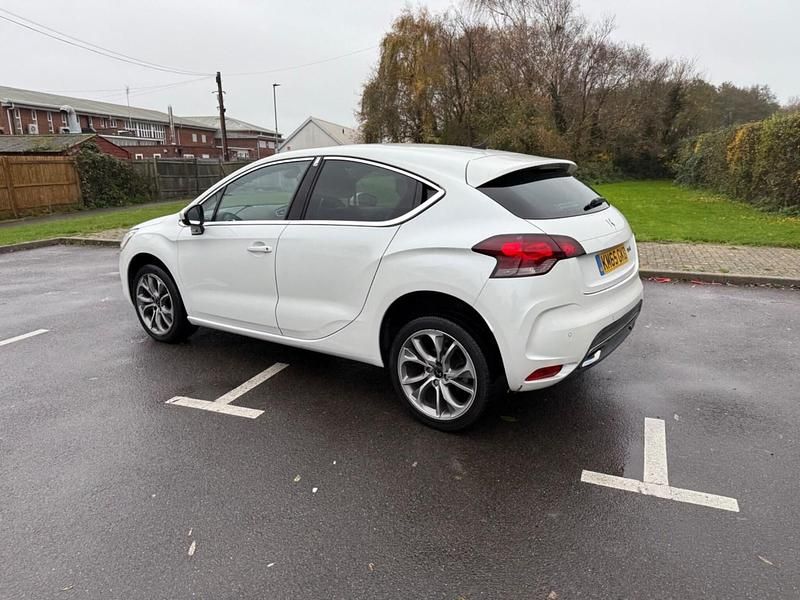 Used DS Automobiles DS4 120 HP (88 kW) 2015 White Hatchback