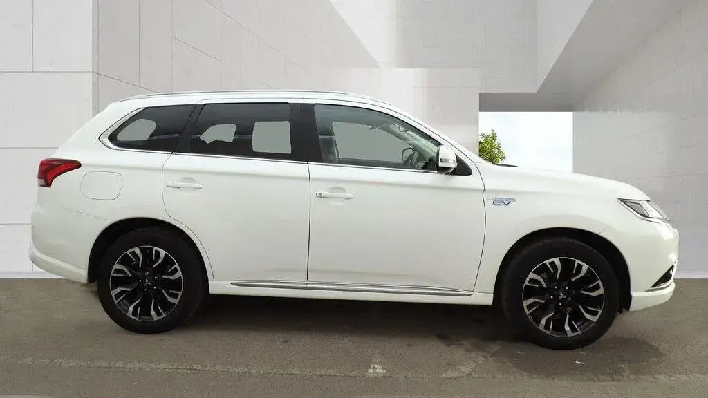 Used Mitsubishi Outlander P-HEV 2017 White SUV
