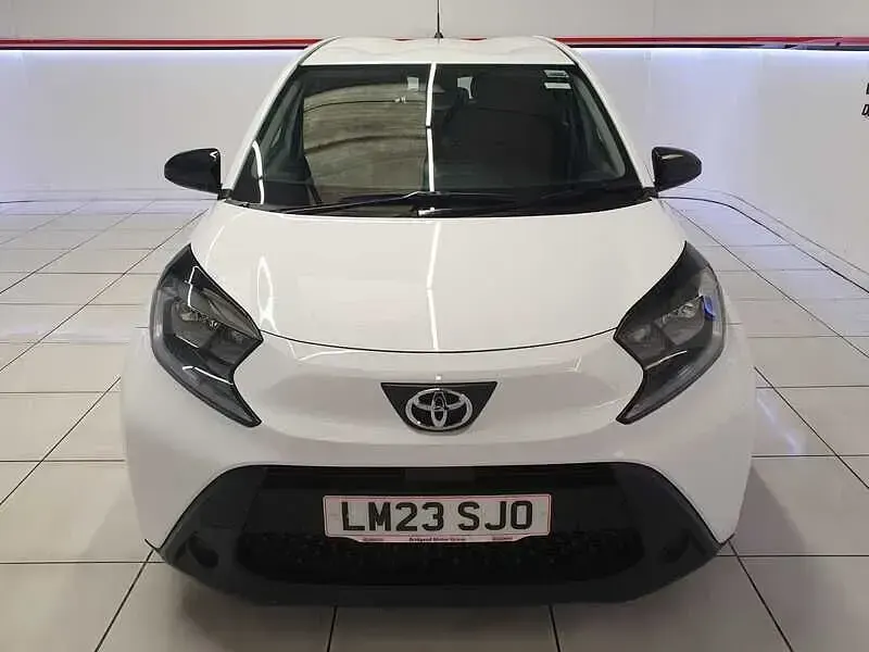 Used Toyota Aygo X PURE 72 HP (52 kW) 2023 White SUV
