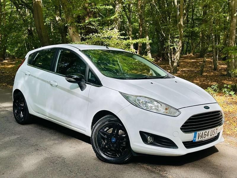 White Used 2015 Ford Fiesta Zetec Hatchback | £3,349 (Fair price) - Image 1/4