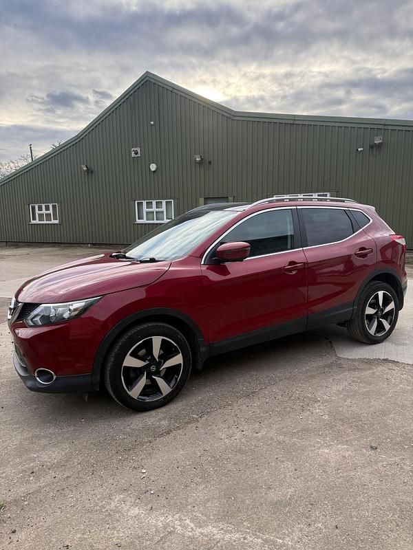 Used Nissan Qashqai N-Connecta 115 HP (84 kW) 2016 Red SUV