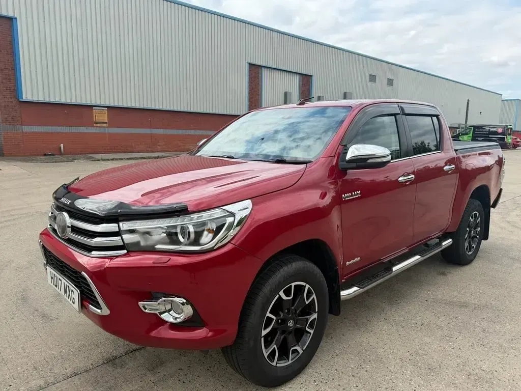 Used Toyota HiLux 150 HP (110 kW) 2017 Red Pickup